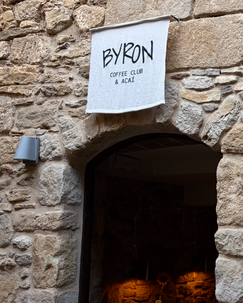 interiorisme branding byron coffee club peratallada